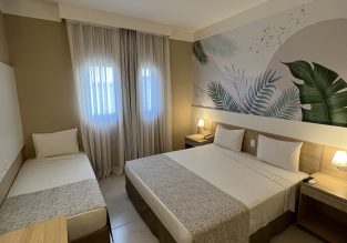 Quarto com cama de casal e cama de solteiro, hotel